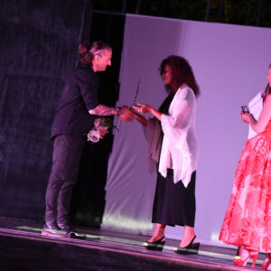 premio DanzArenzano media show al maestro Stefano Forti ricevuto dall Assessore Giovanna Damonte del comune di Arenzano